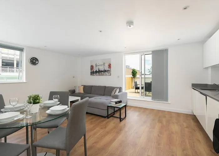 Skyvillion - 4 Bed Luxury Apartment With Balcony & Parking