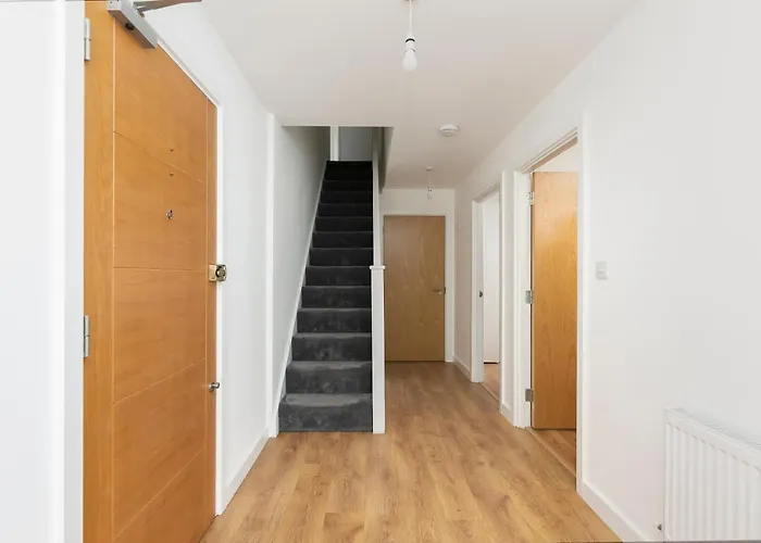 Skyvillion - 4 Bed Luxury Apartment With Balcony & Parking