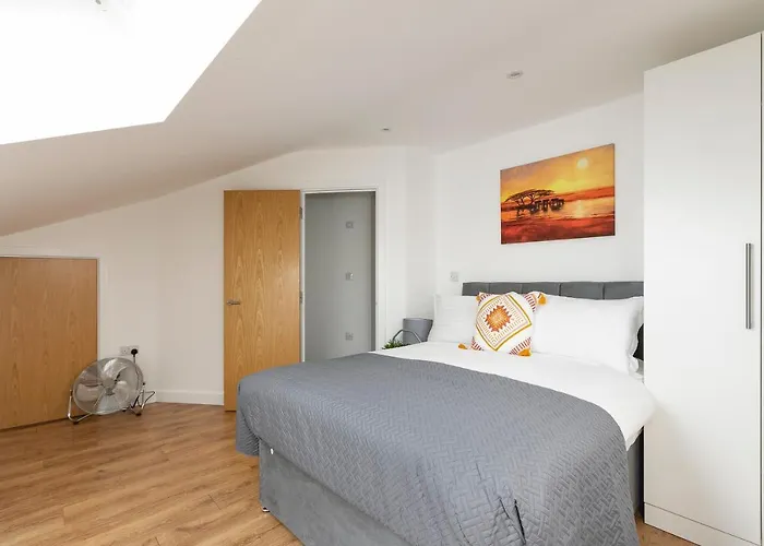 Skyvillion - 4 Bed Luxury Apartment With Balcony & Parking