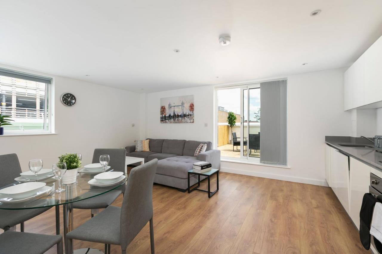 Skyvillion - 4 Bed Luxury With Balcony & Parking Apartment Enfield